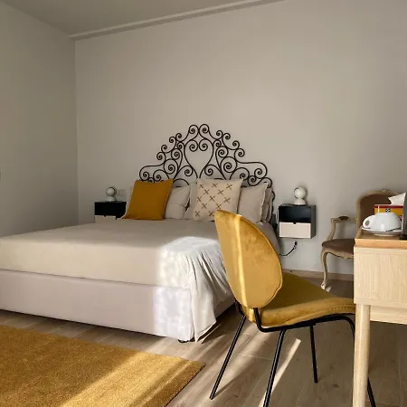 16 Guest house *